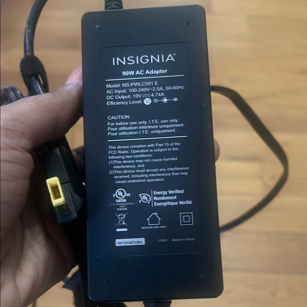 Insignia 90W Power Adapter
